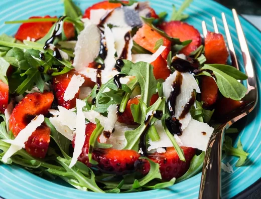 salata sa jagodama i sirom licni kuvar